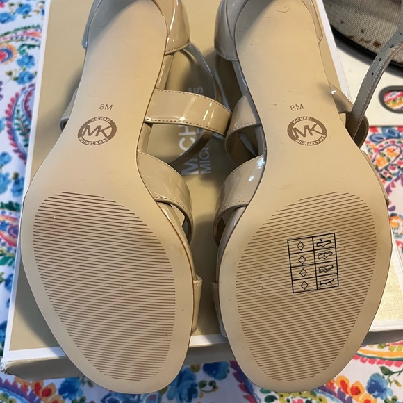 BNIB Michael Kors Kinsley sandal Nude patent faux leather Size 8 - Picture 2 of 6